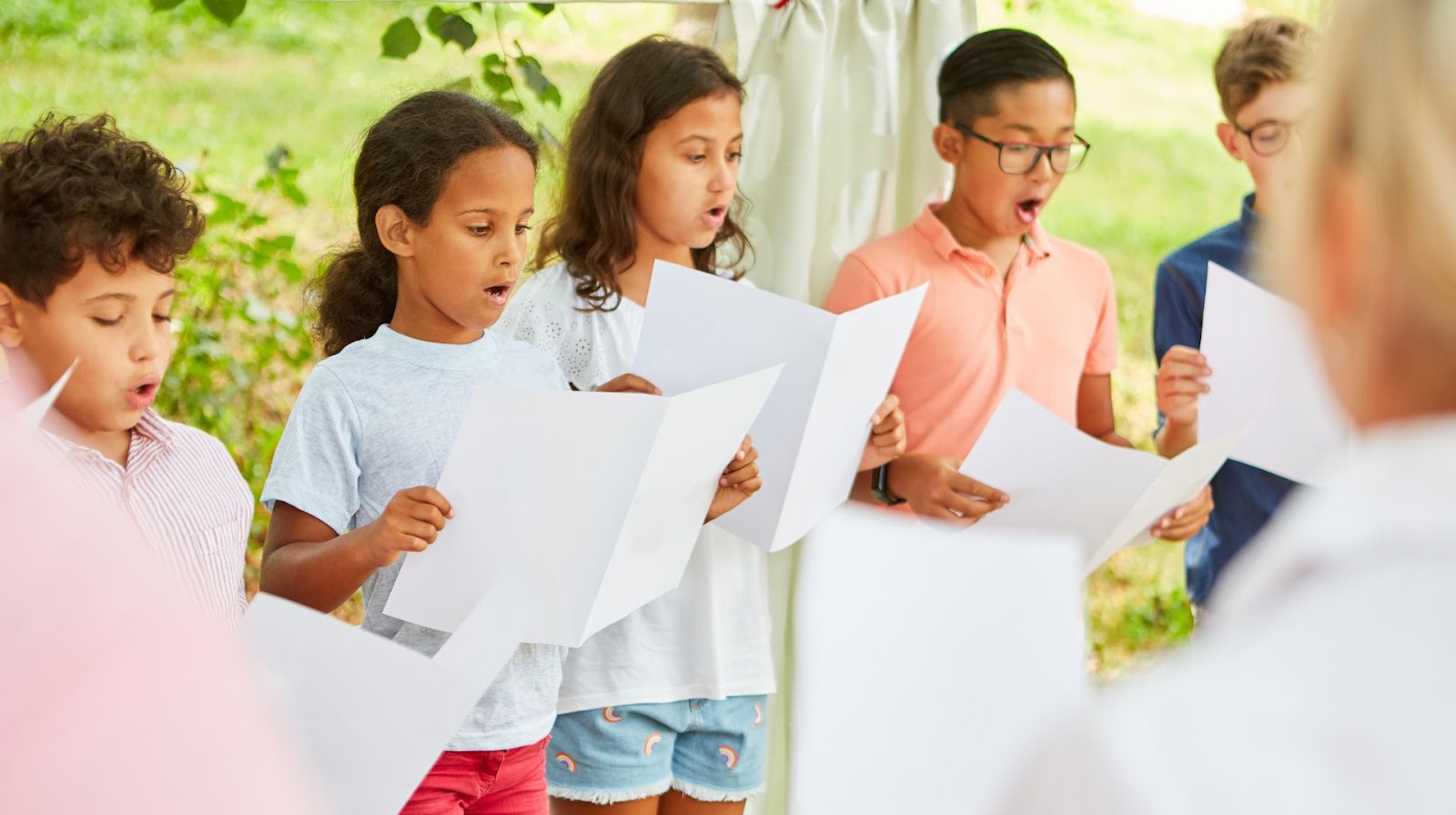 Groupe de jeunes enfants qui chantent à la chorale